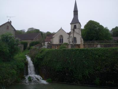 Eglise, cascade et plan d'eau
